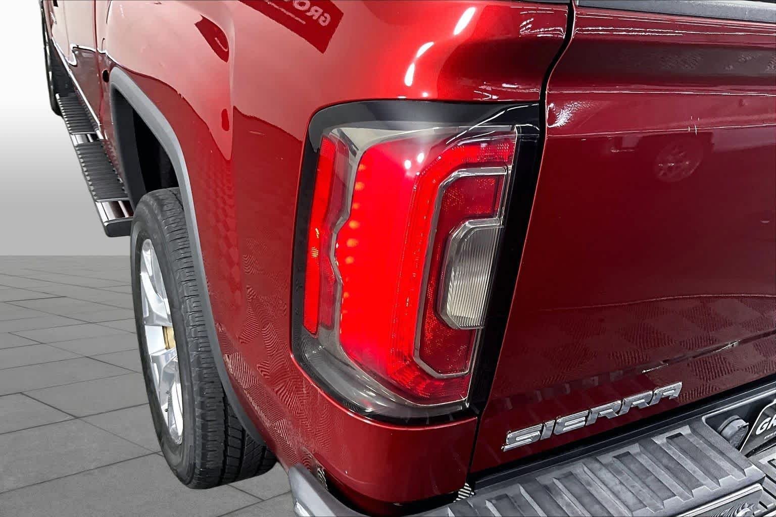 Used 2018 RED QUARTZ TINTCOAT GMC SLT image 27