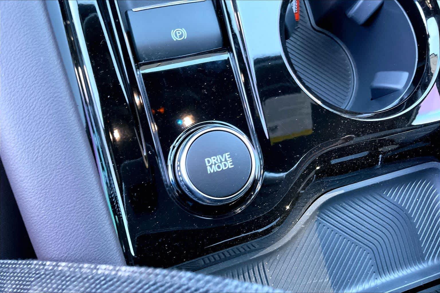 New 2026 Carbonized Gray Metallic Ford Platinum™ image 15