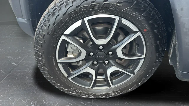 Used 2024 Gray Metallic Jeep Trailhawk image 27