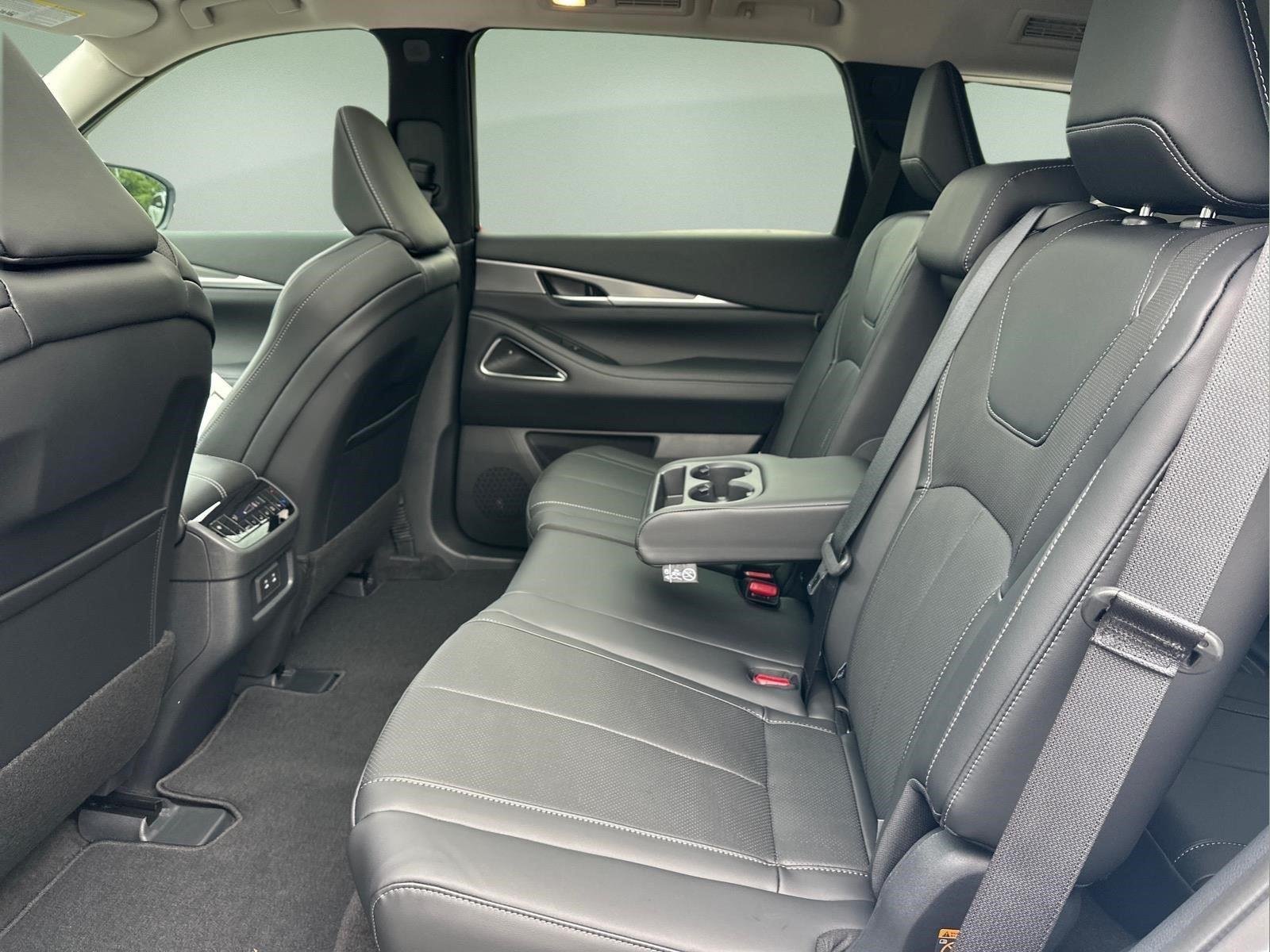 New 2027 RADIANT WHITE INFINITI Luxe FWD image 16