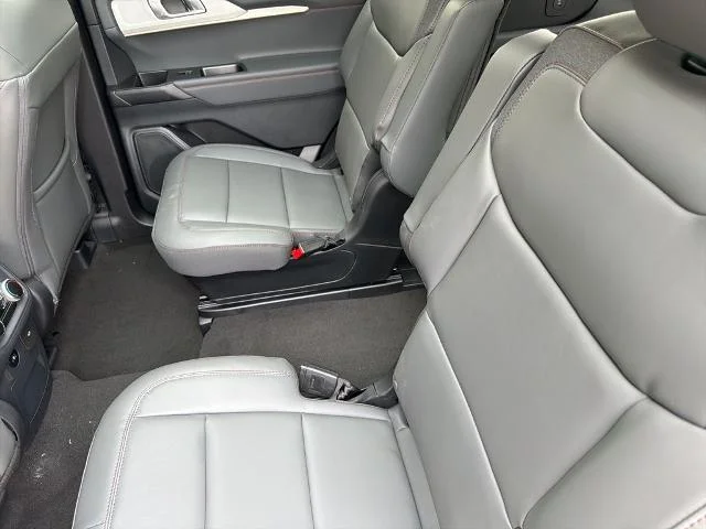New 2026 Star White Metallic Tri-Coat Ford Active image 35
