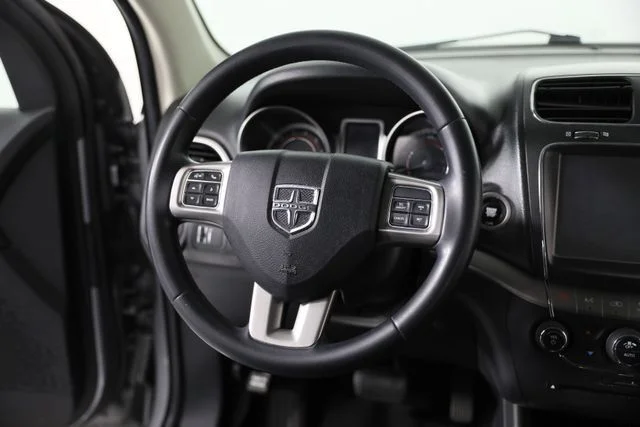 Used 2018 Silver Dodge Crossroad image 3