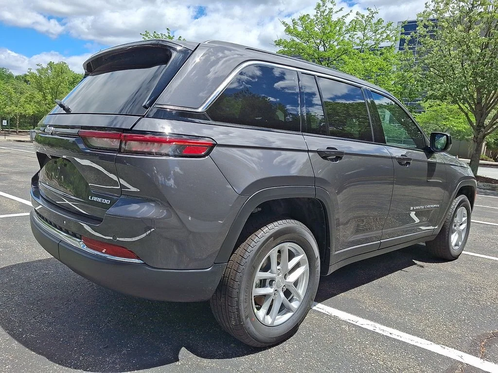 New 2026 Baltic Gray Metallic Clear-Coat Exterior Paint Jeep Laredo X image 4