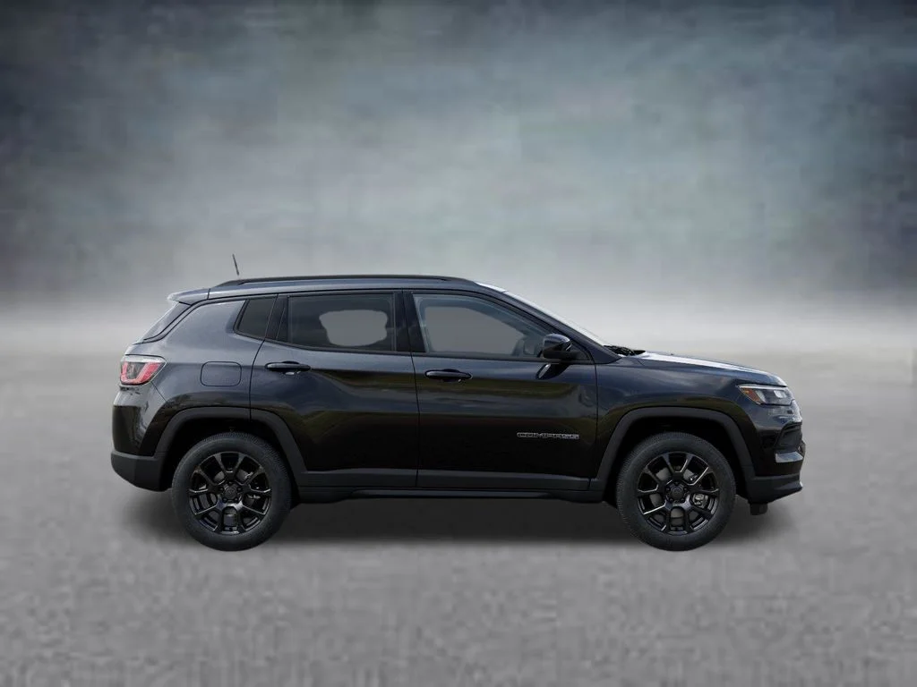 New 2026 Diamond Black Crystal Pearl-Coat Exterior Paint Jeep Latitude image 21