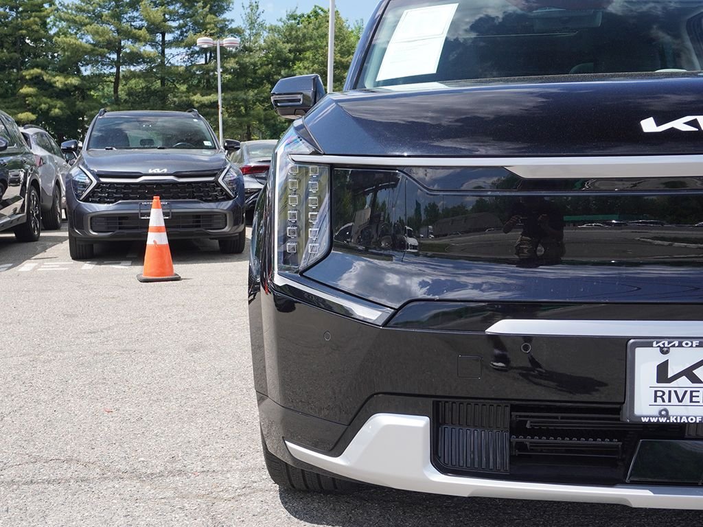 Used 2024 Black Kia Land image 17