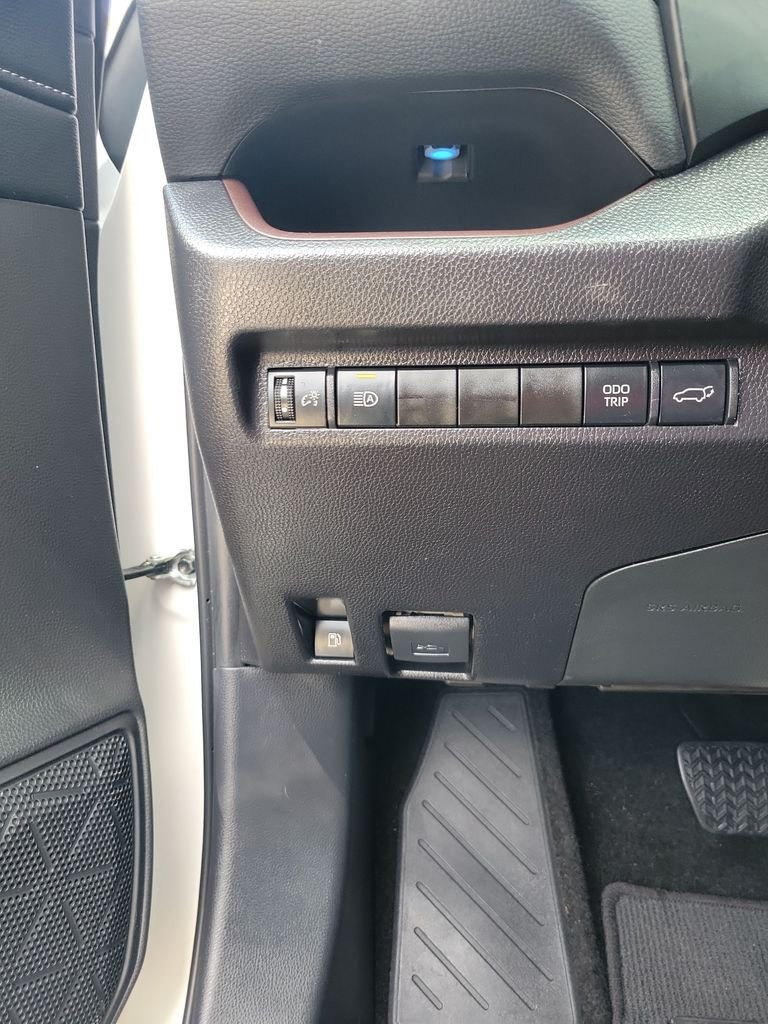 Certified Used 2025  Toyota Limited image 29