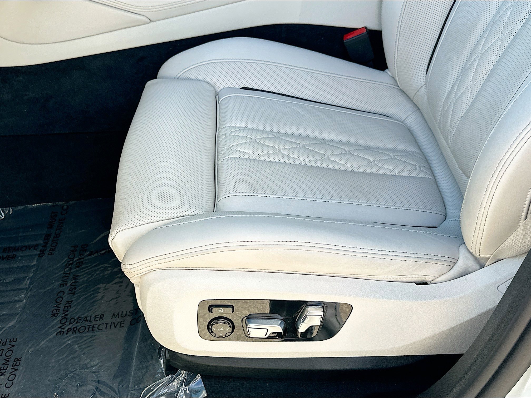 Used 2026 White Metallic BMW M60i image 17