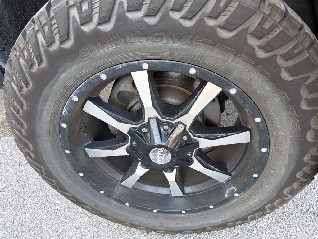 Used 2017 Dark Slate Metallic GMC SLT image 3