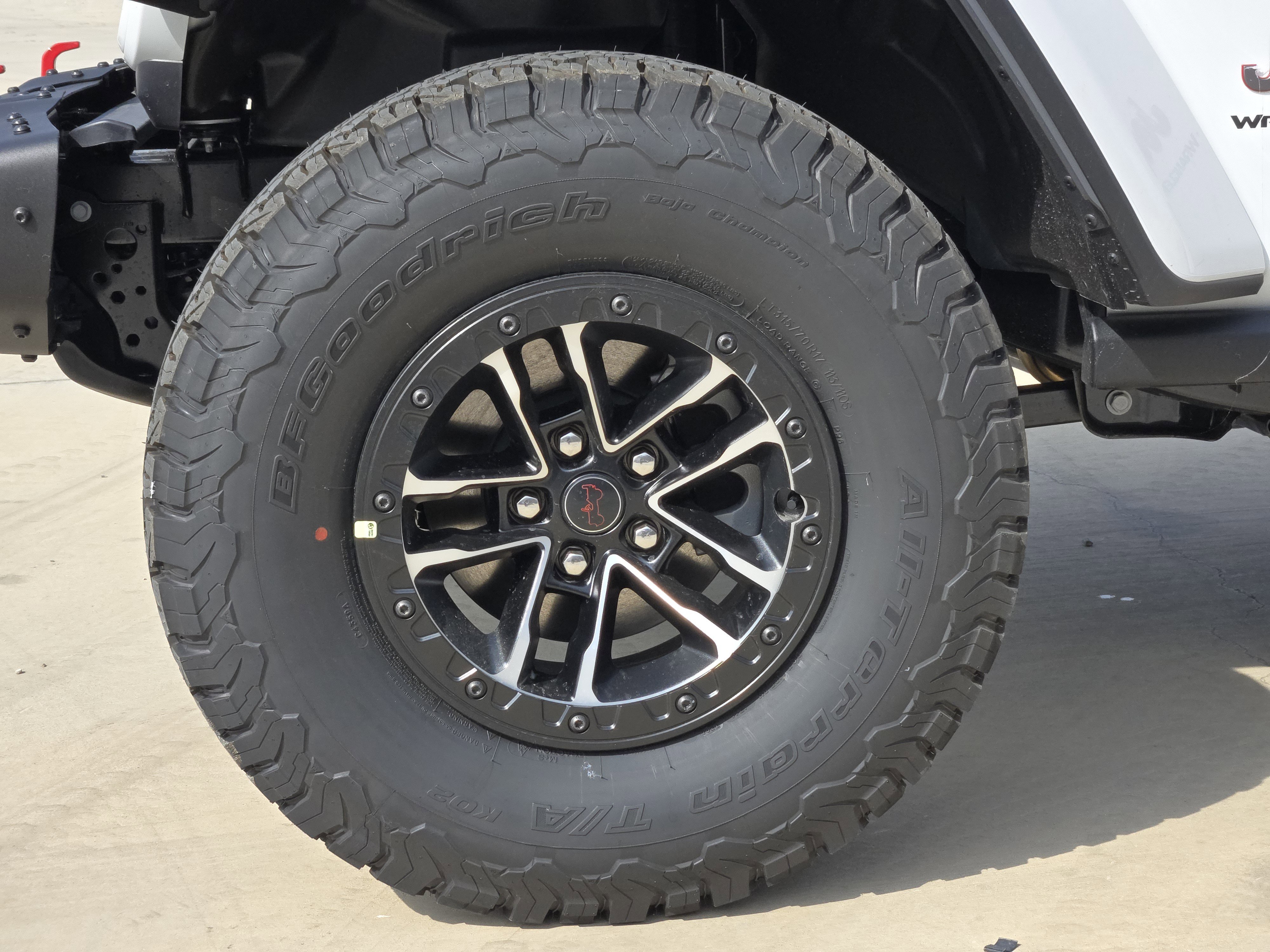 New 2026 Bright White Clear-Coat Exterior Paint Jeep Rubicon X image 10