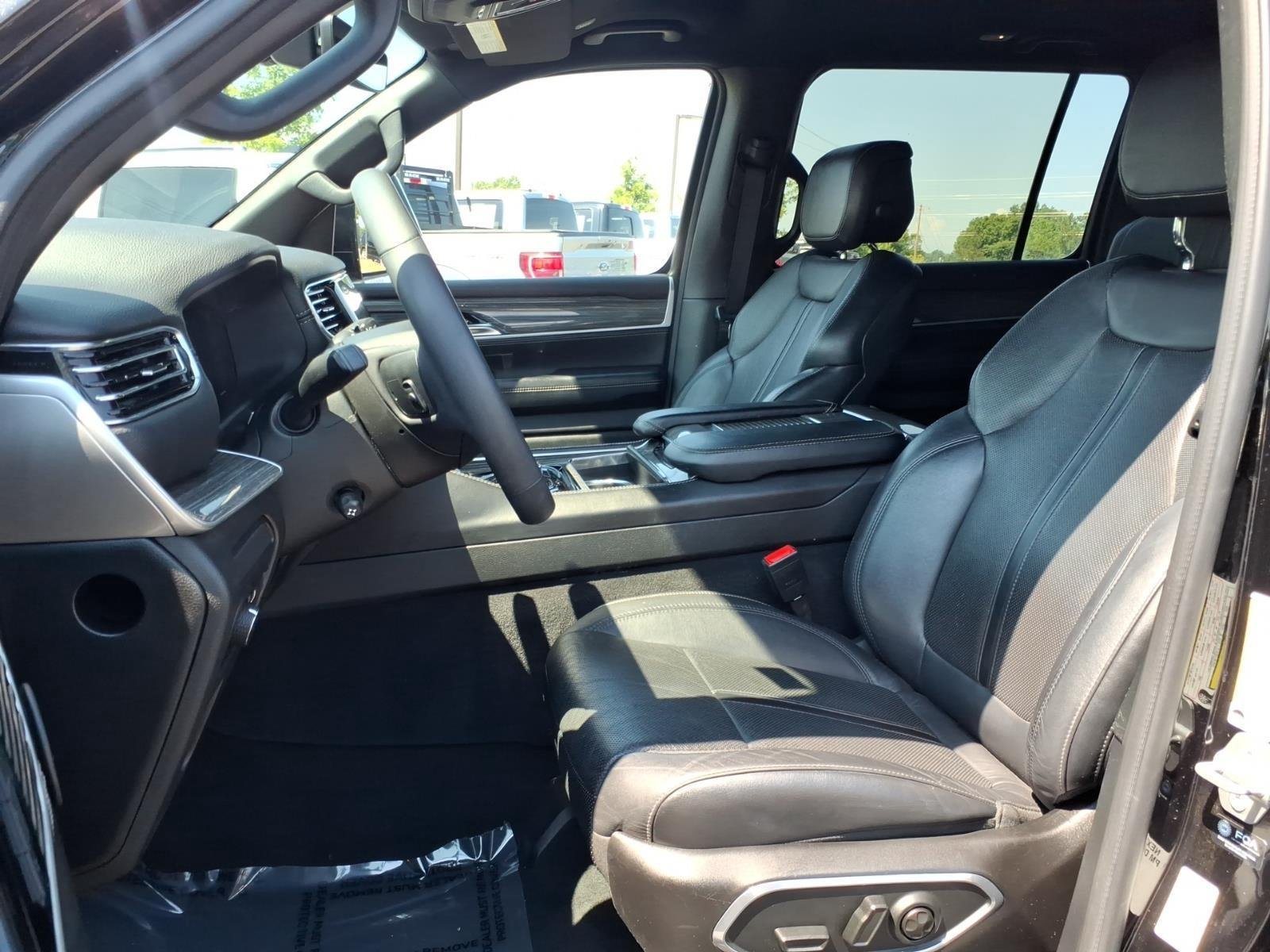 Used 2022 Diamond Black Crystal Pearlcoat Jeep Series III image 20
