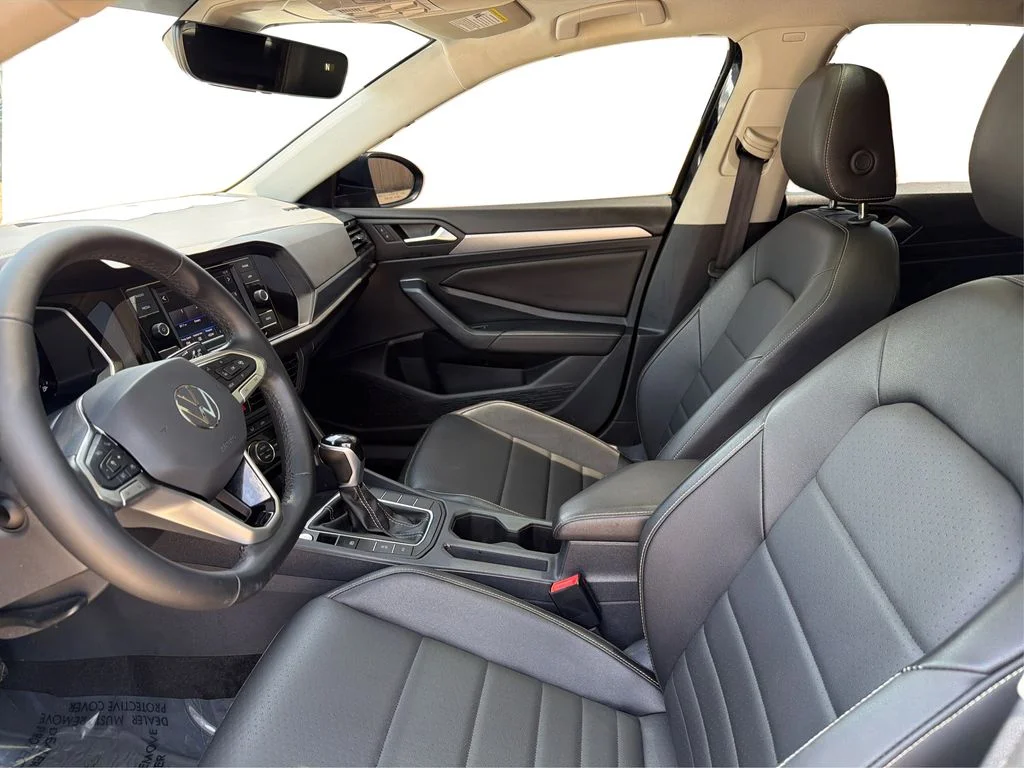 Used 2024 Deep Black Pearl Volkswagen SE image 10