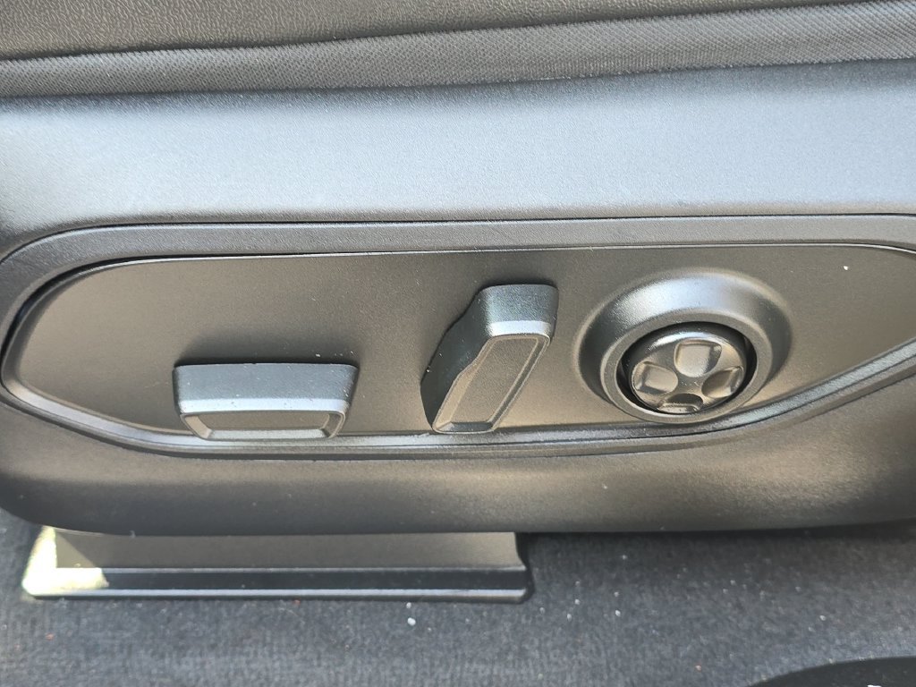 Used 2023 Black Jeep Altitude image 14