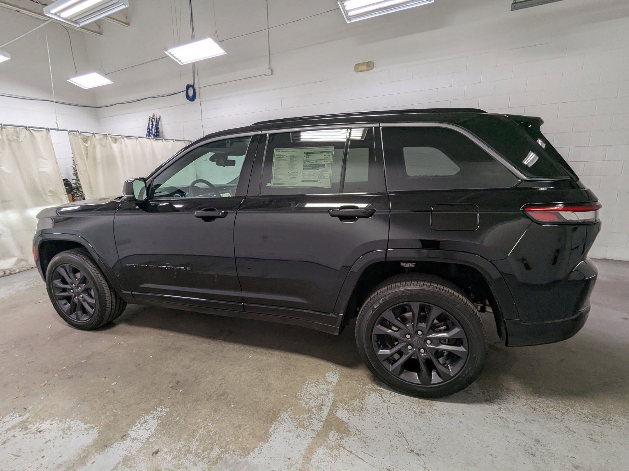 New 2026 Diamond Black Crystal Pearl-Coat Exterior Paint Jeep Limited Reserve image 8