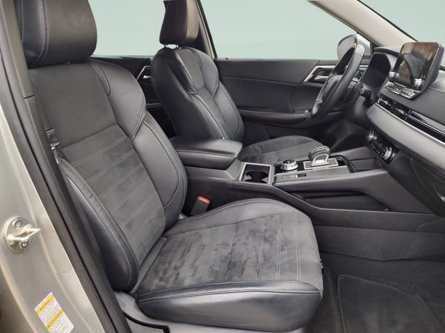 Used 2023 Silver Mitsubishi SE image 29