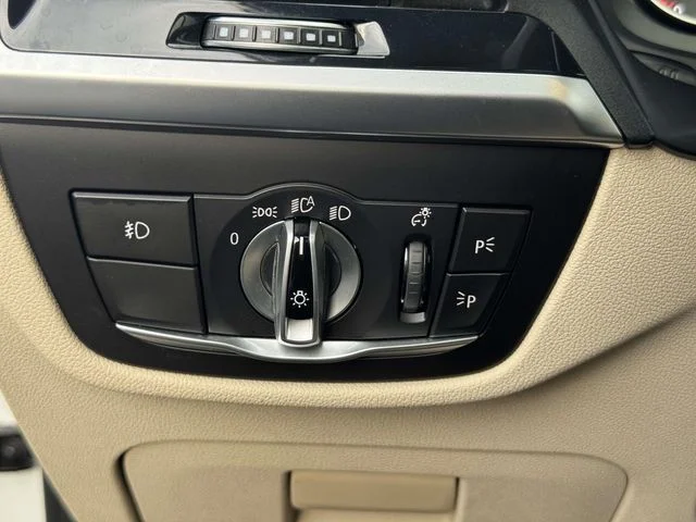Used 2020 White BMW xDrive30i image 28