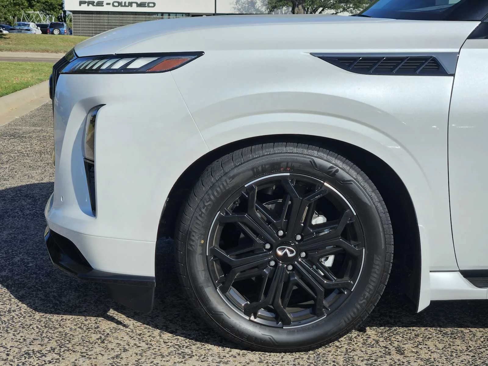 New 2027 RADIANT WHITE INFINITI Sport 4WD image 5