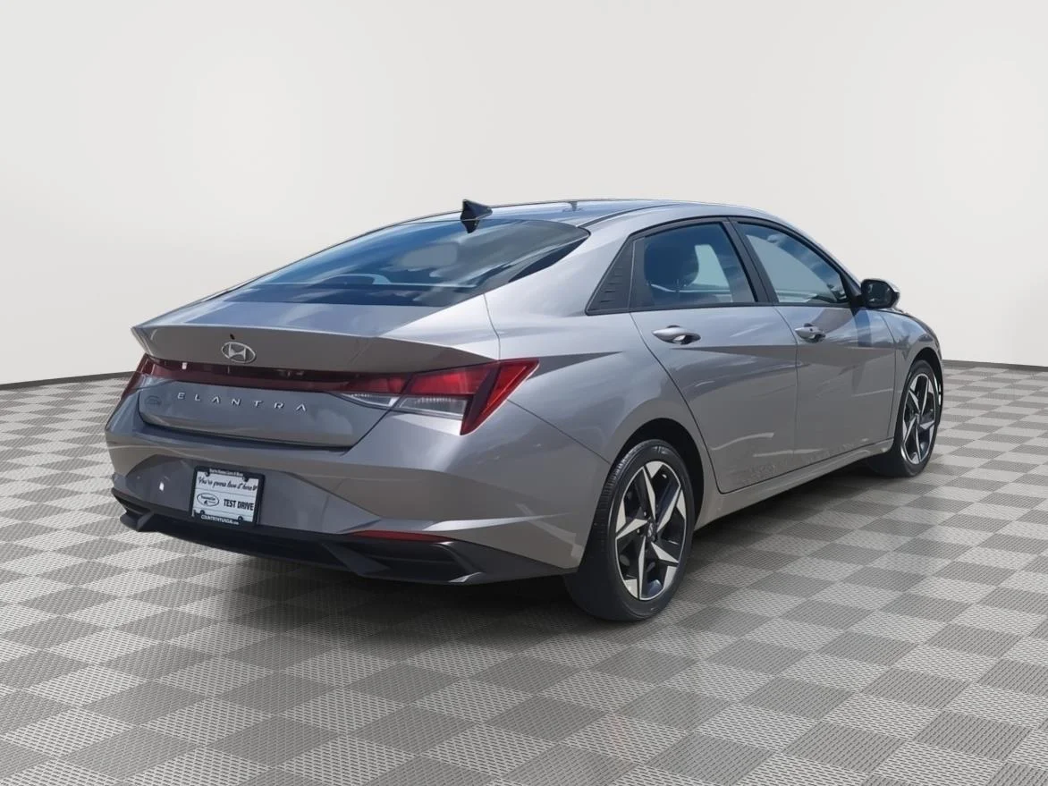 Certified Used 2023 Fluid Metal Hyundai SEL image 5