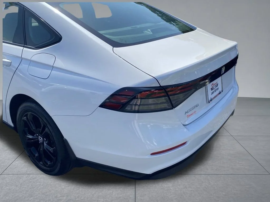Used 2025 White Honda SE image 10