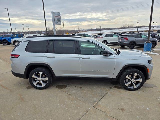 New 2026 Silver Zynith Exterior Paint Jeep Limited image 8