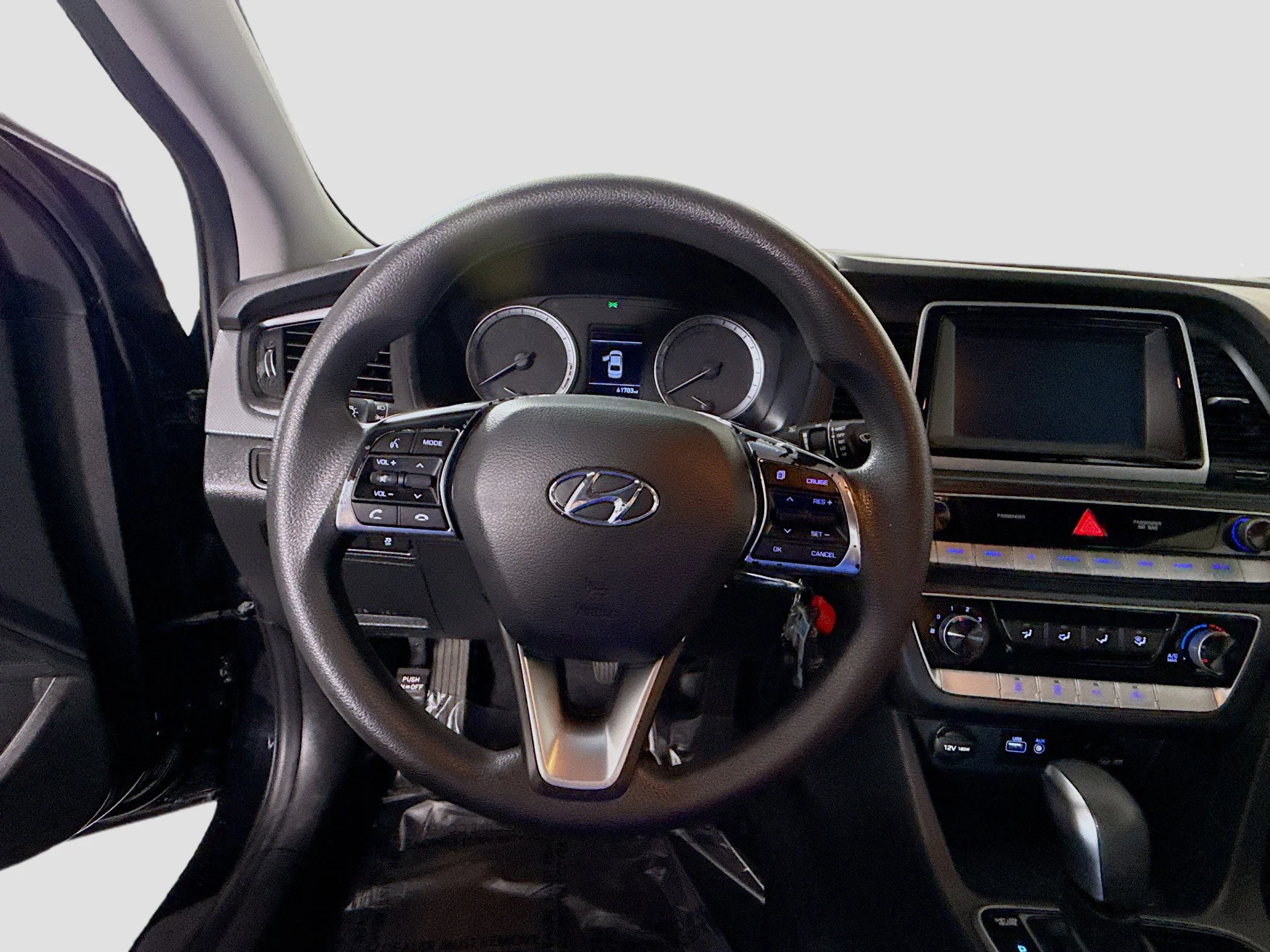 Used 2018 Phantom Black Hyundai SE image 9