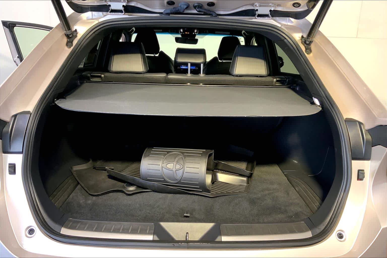 Used 2022 Titanium Glow Toyota XLE image 37