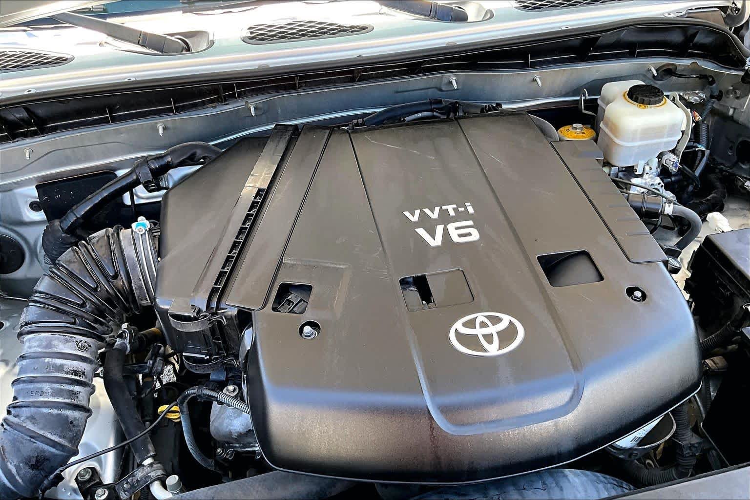 Used 2008 White / Titanium Metallic Toyota  image 32