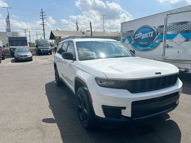 Used 2023 White Jeep Altitude image 11