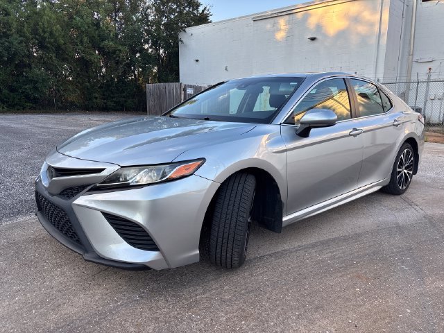 Used 2018 Silver Toyota SE image 3