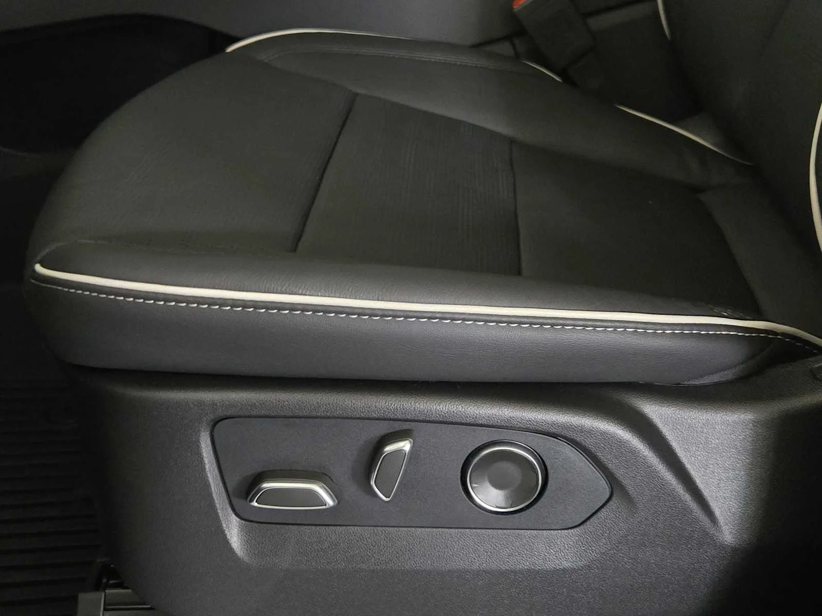2026 Cadillac Escalade Sport - Photo 17