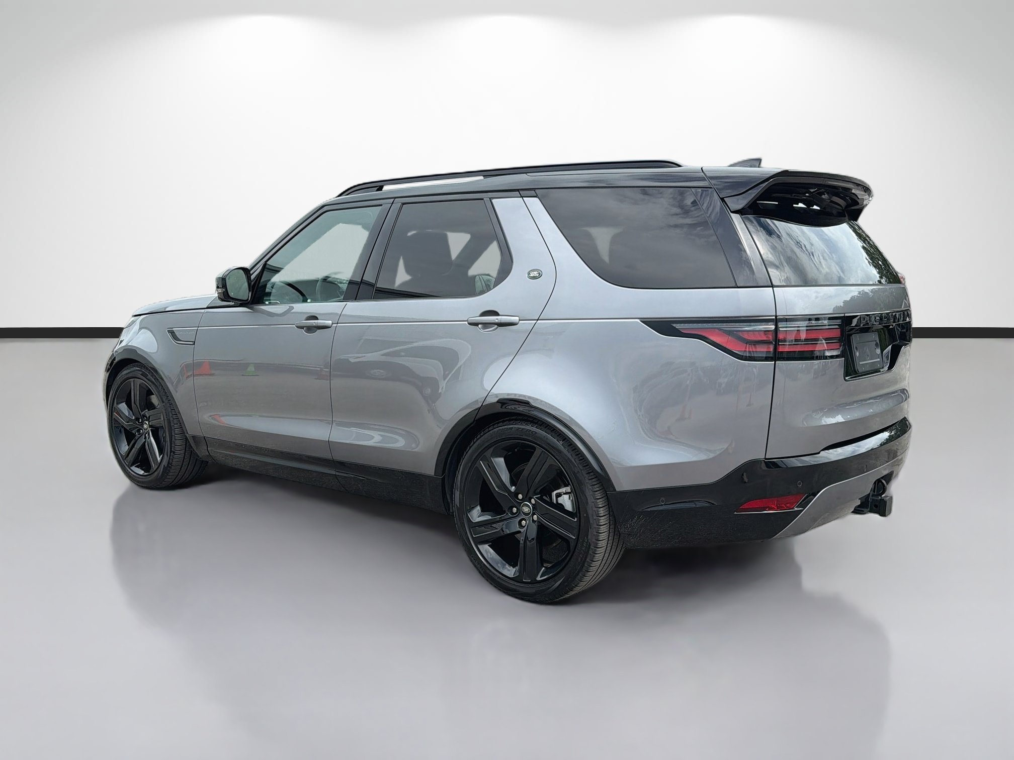 Certified Used 2025 Eiger Grey Metallic Land Rover Dynamic SE image 3