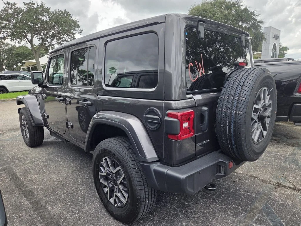 Used 2026 Granite Crystal Metallic Clearcoat Jeep Sahara image 4