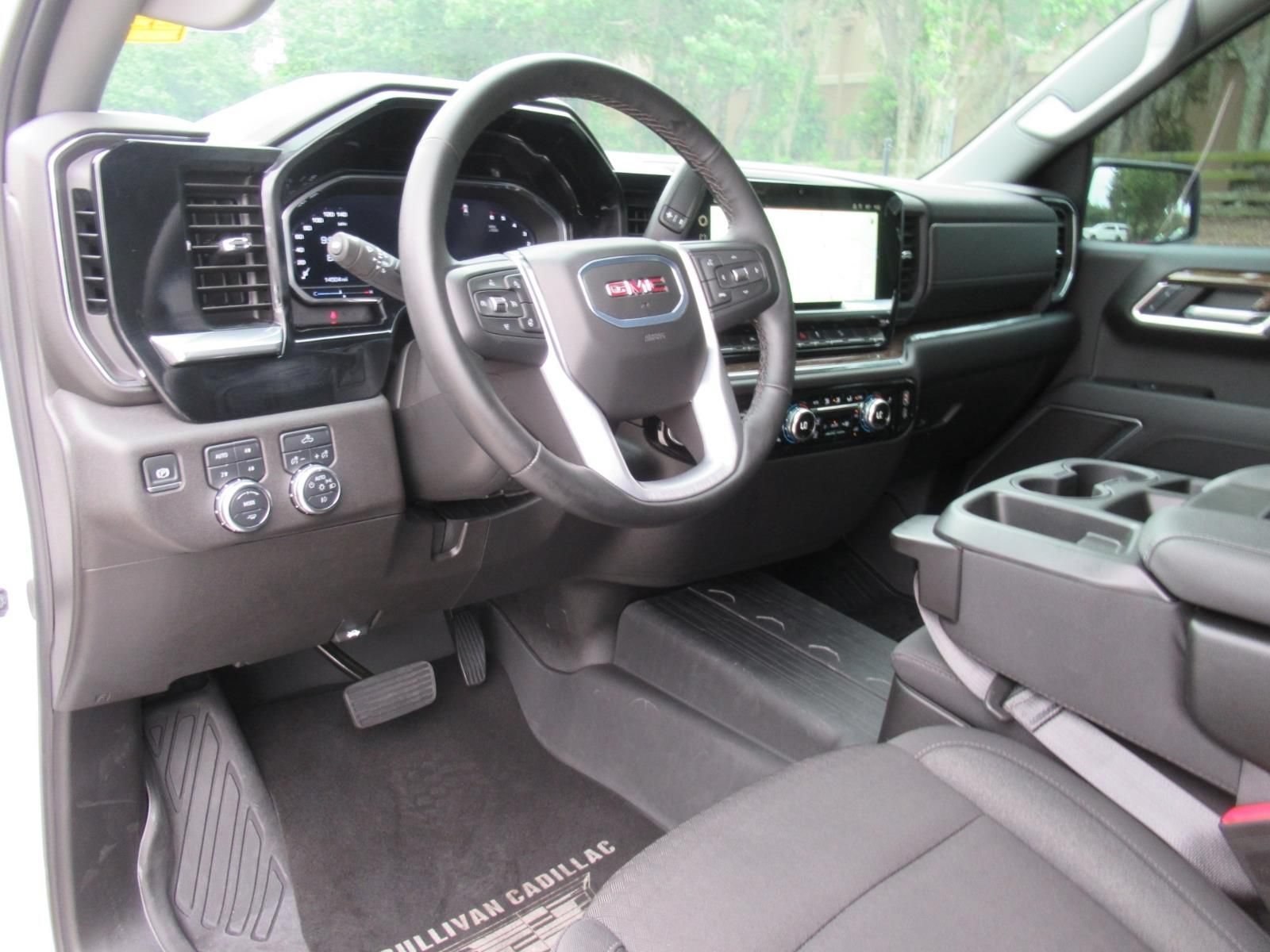 Used 2024 Summit White GMC Elevation image 15