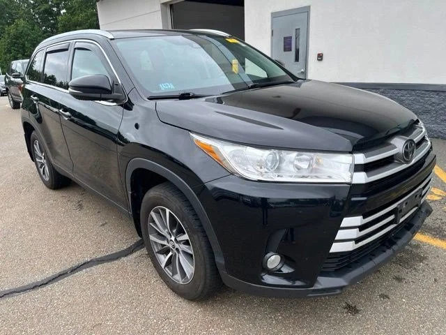 Used 2019 Midnight Black Metallic Toyota XLE image 1