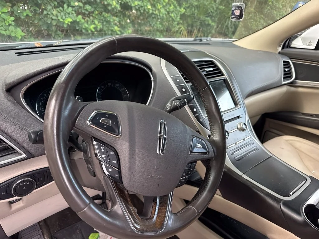 Used 2017 White Platinum Clearcoat Metallic Lincoln Select image 9