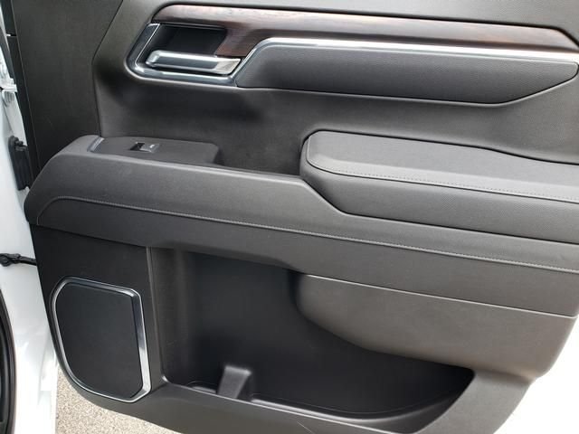 Used 2025 White GMC SLT image 17