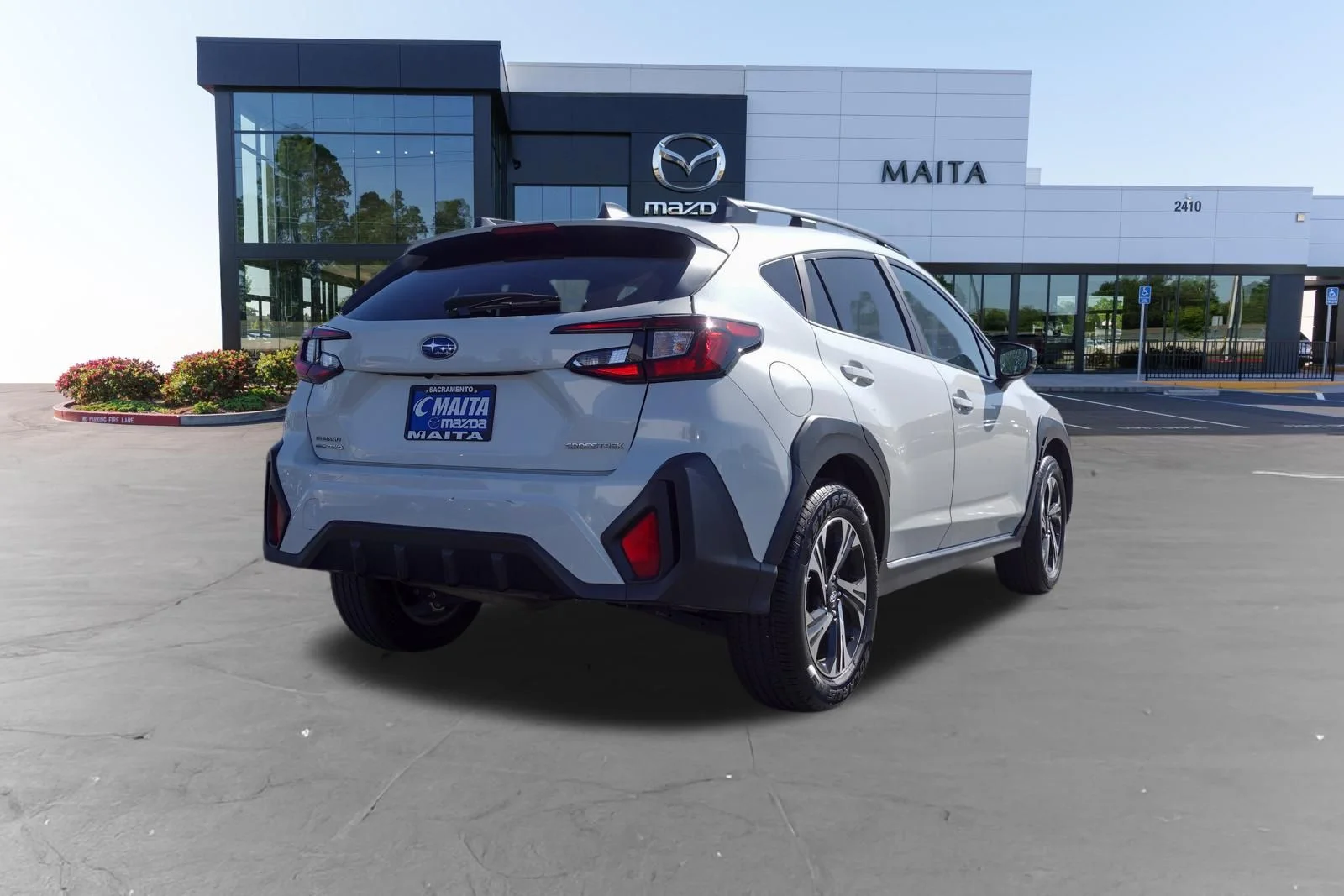 Used 2025 Crystal White Pearl Subaru Premium image 3