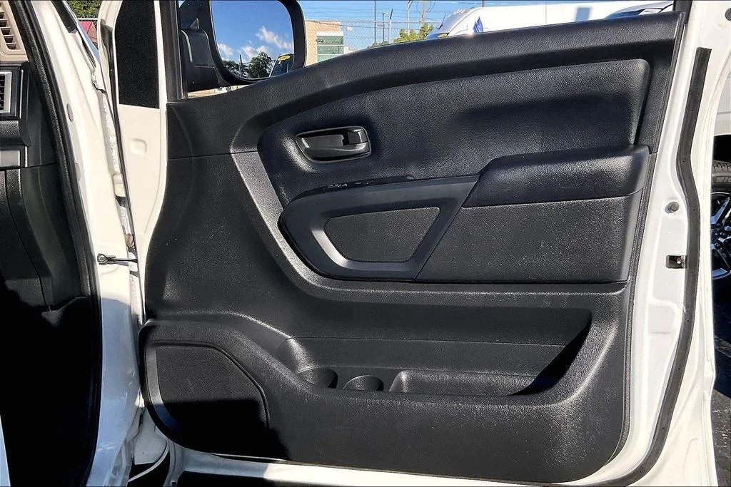 Used 2019 White Nissan S image 23