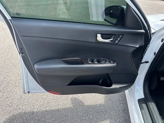 Used 2018 White Kia EX image 26