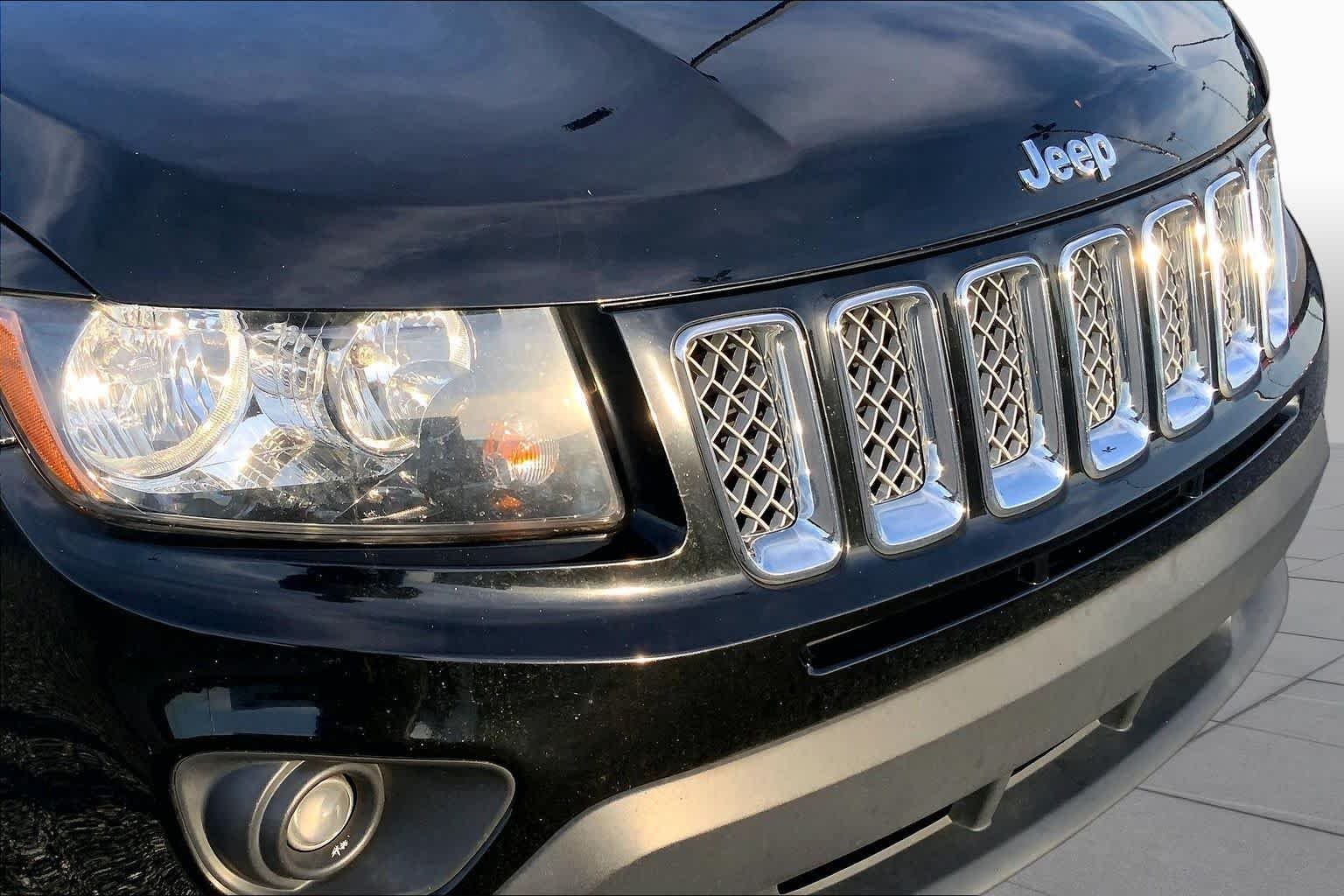 Used 2016 Black Clearcoat Jeep Latitude image 27