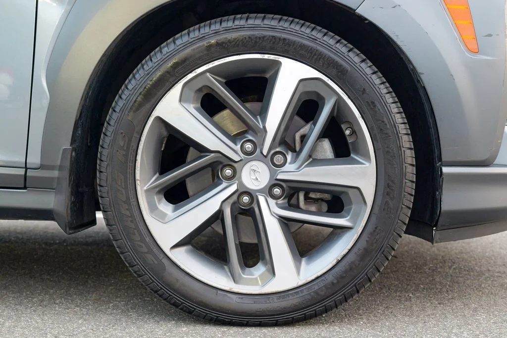 Used 2019 Sonic Silver Hyundai Limited image 12