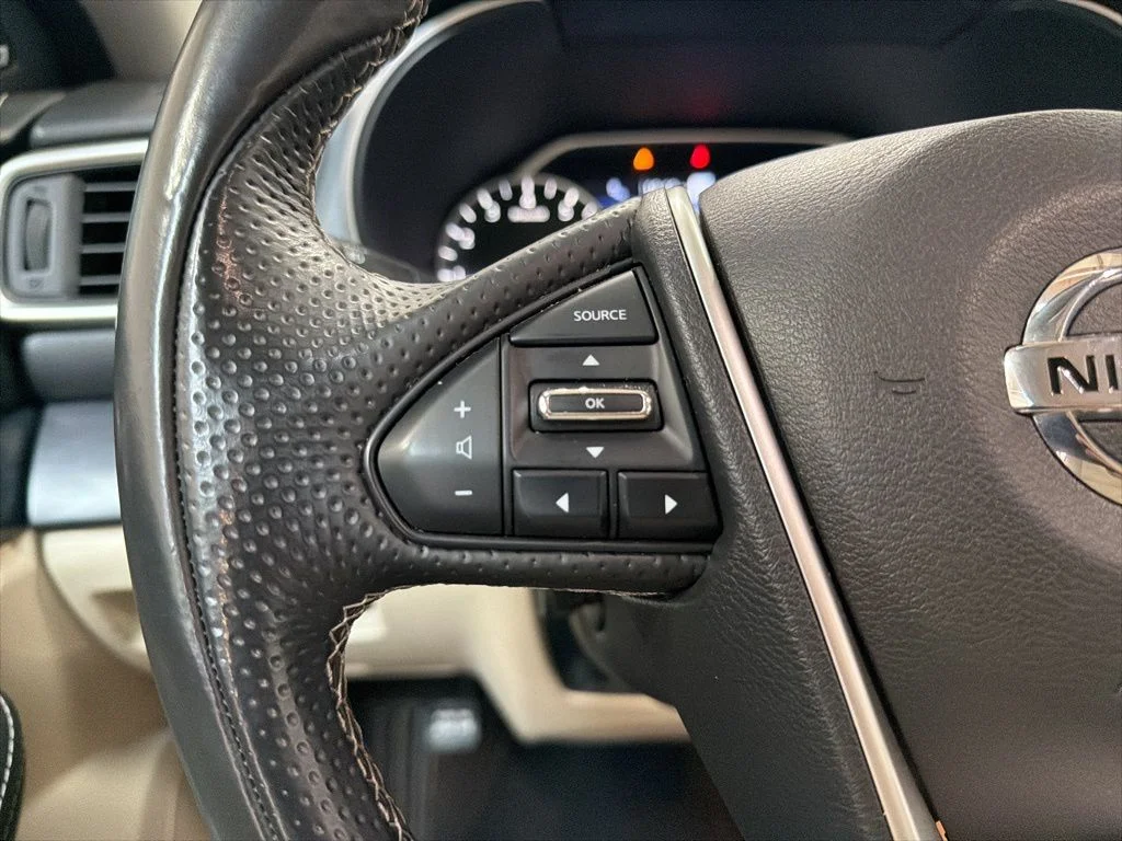 Used 2022 Black Nissan Platinum image 18