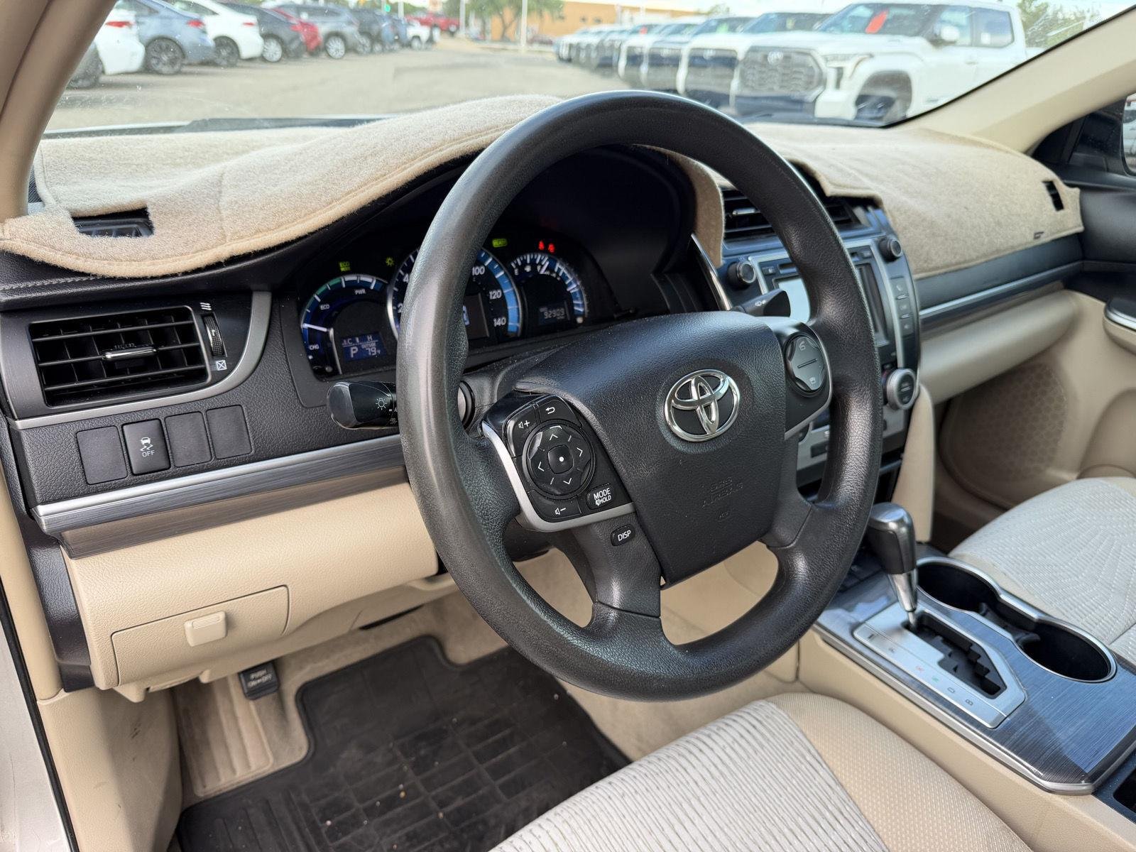 Used 2014 Creme Brulee Mica Toyota LE image 18
