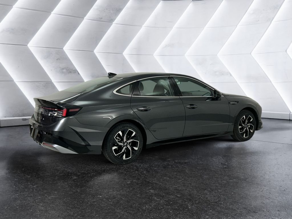 Used 2025 Gray Hyundai SEL image 4