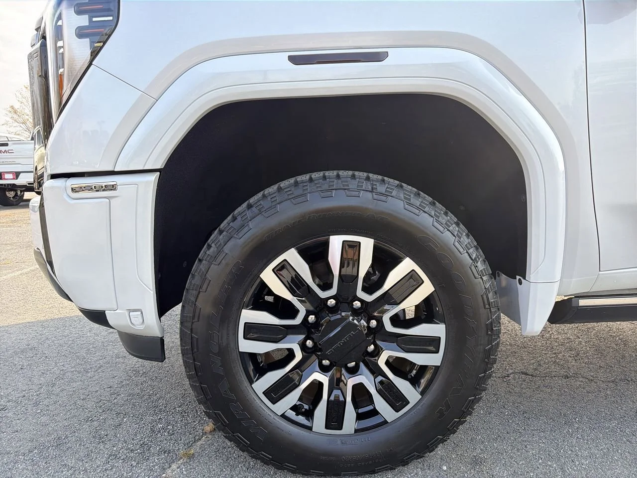 Used 2025 White Frost Tricoat GMC Denali Ultimate image 28