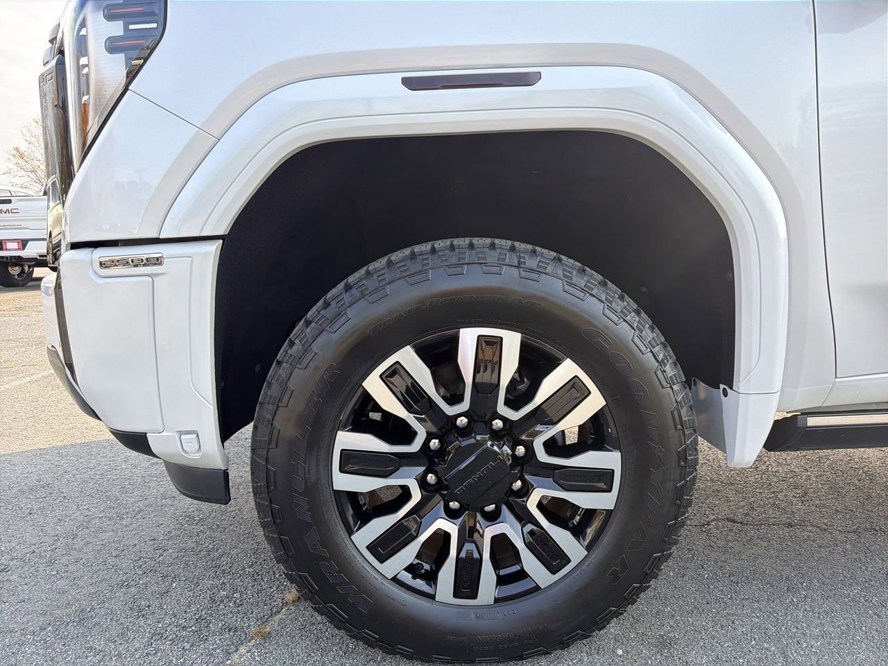Used 2025 White Frost Tricoat GMC Denali Ultimate image 28