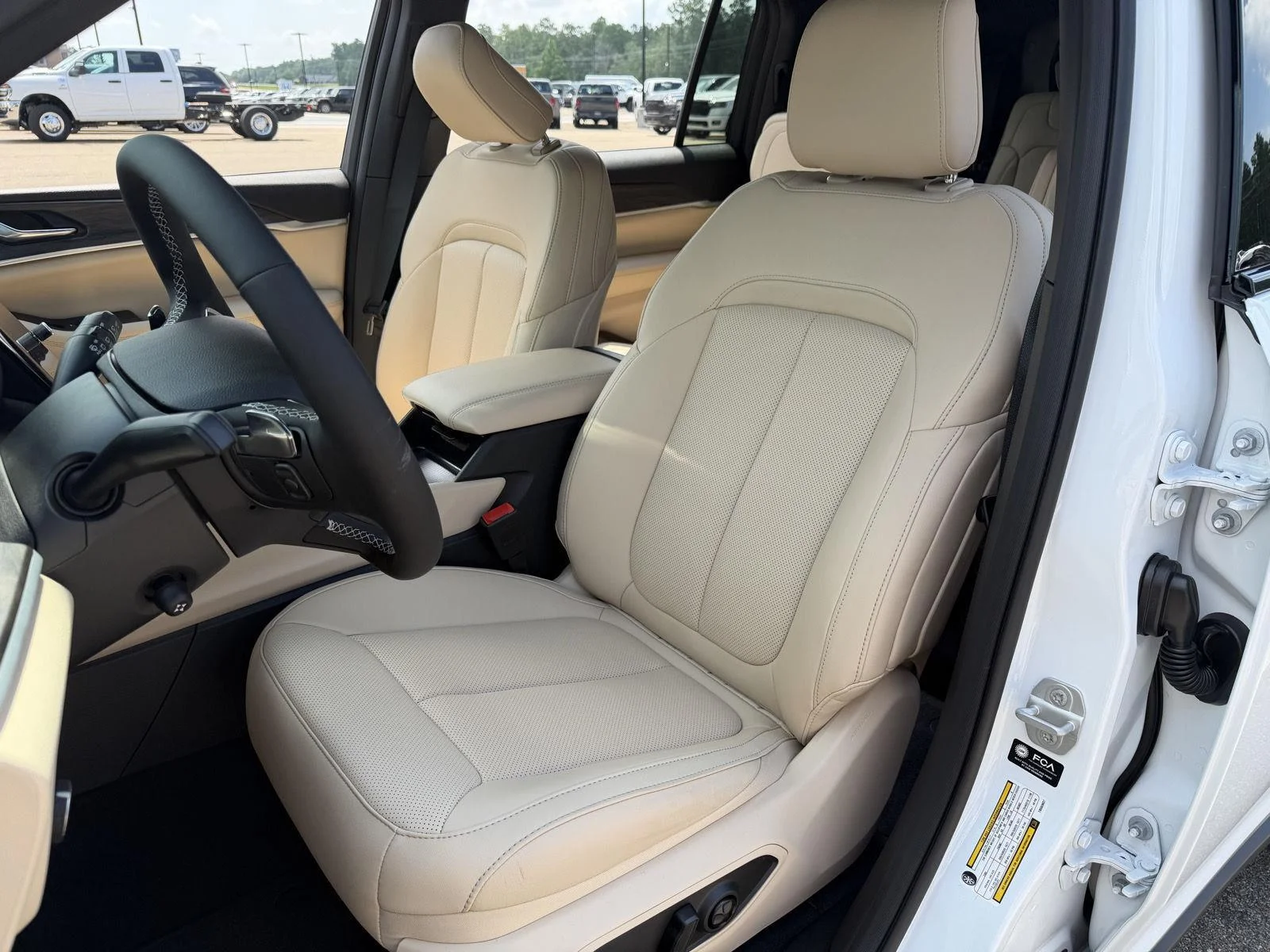 New 2026 Bright White Clear-Coat Exterior Paint Jeep Limited image 16