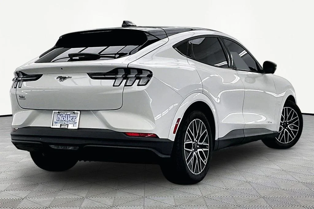 Used 2025 White Metallic Ford Premium image 2
