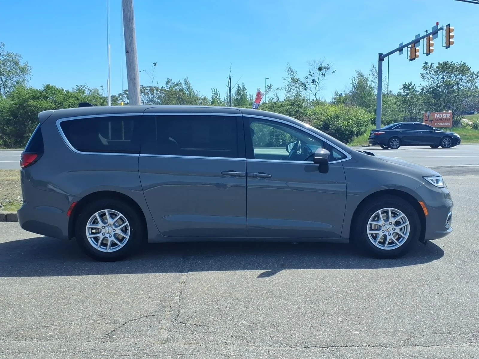 Used 2023 Gray Clearcoat Chrysler Touring L image 4