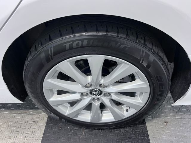 Used 2018 White Toyota LE image 15