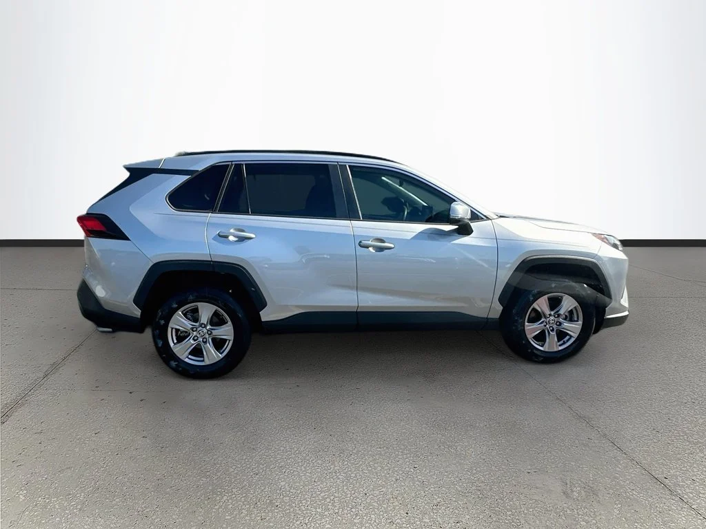 Used 2022 Silver Toyota XLE image 8